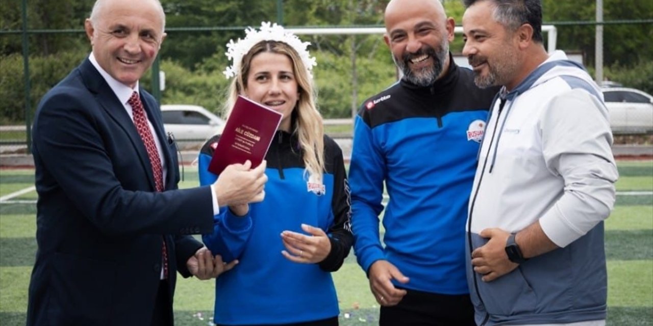 Ordu'da antrenör çiftin nikahı yeşil sahada kıyıldı