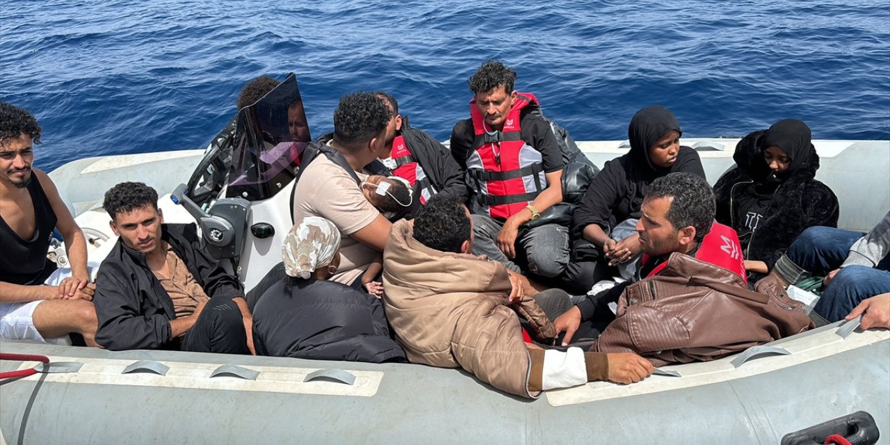 Muğla açıklarında sürüklenen bottaki 30 düzensiz göçmen kurtarıldı