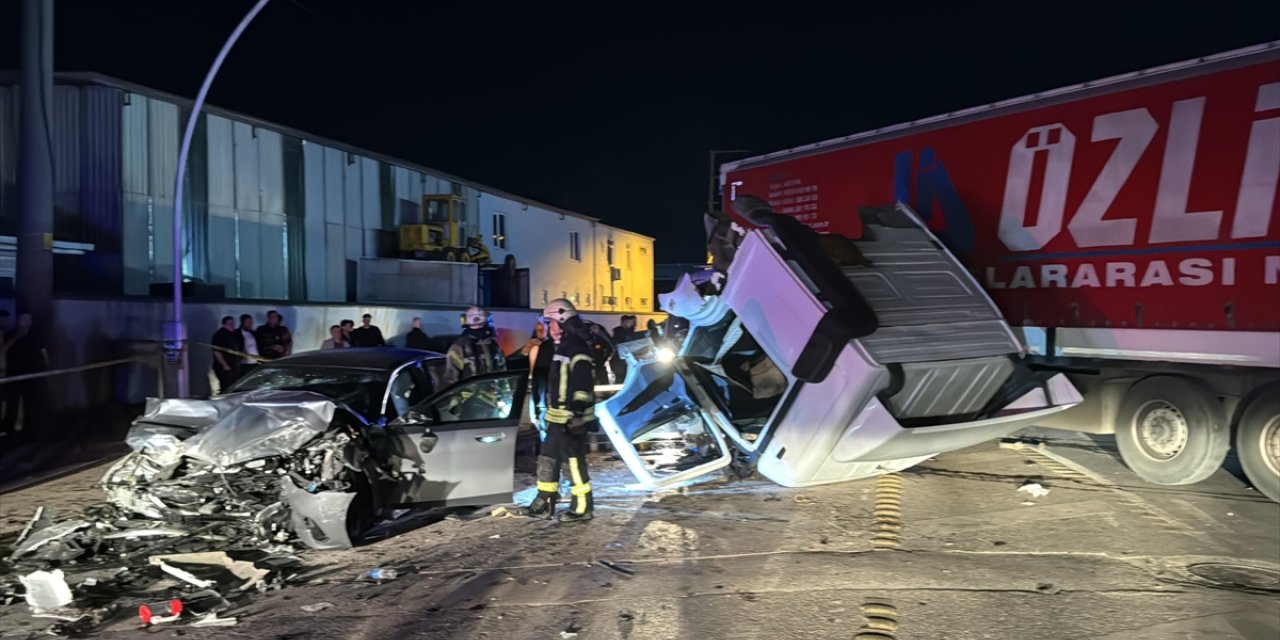 Kocaeli'de tırla otomobilin çarpıştığı kazada 6 kişi yaralandı