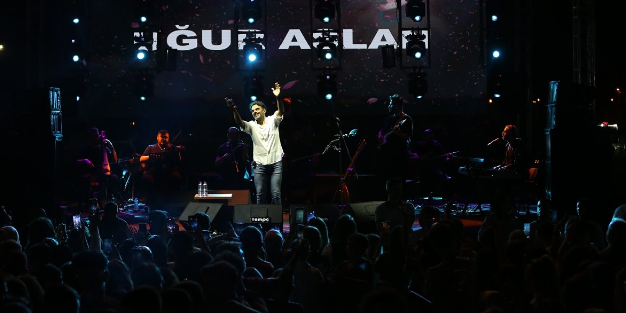 Hatay'da Gençlik Festivali'nde Uğur Aslan konser verdi