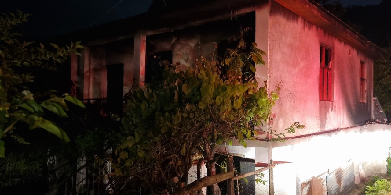 Adana'da bir ev çıkan yangında hasar gördü