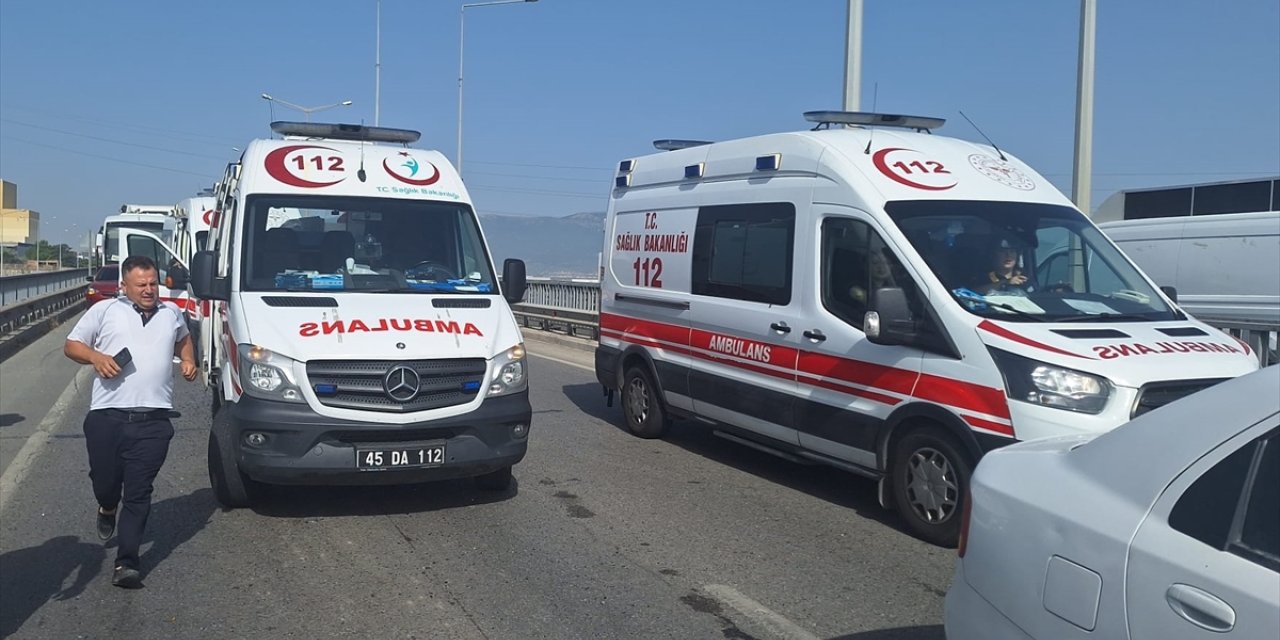 Manisa'da iki servis midibüsü ile otobüsün çarpışması sonucu çok sayıda işçi yaralandı