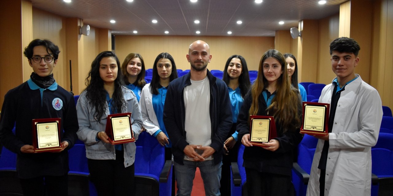 Bitlisli öğrenciler tiyatro yarışmasında Türkiye birincisi oldu