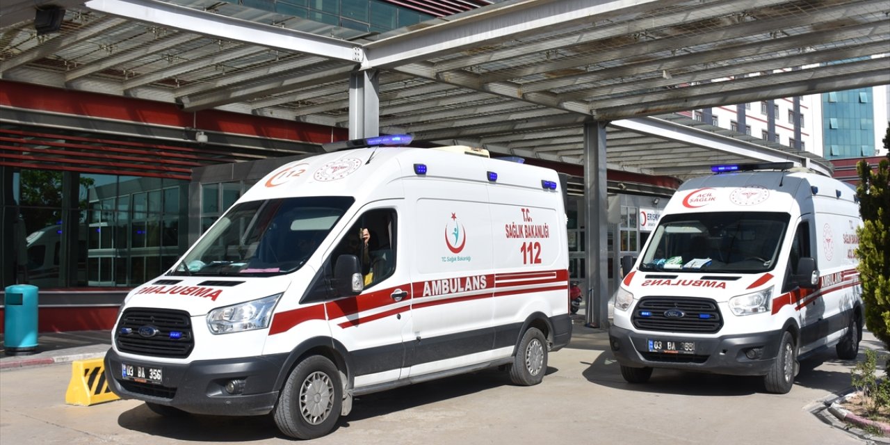 GÜNCELLEME - Afyonkarahisar'da yolcu otobüsü ile kamyonet çarpıştı, 1 kişi öldü, 16 kişi yaralandı