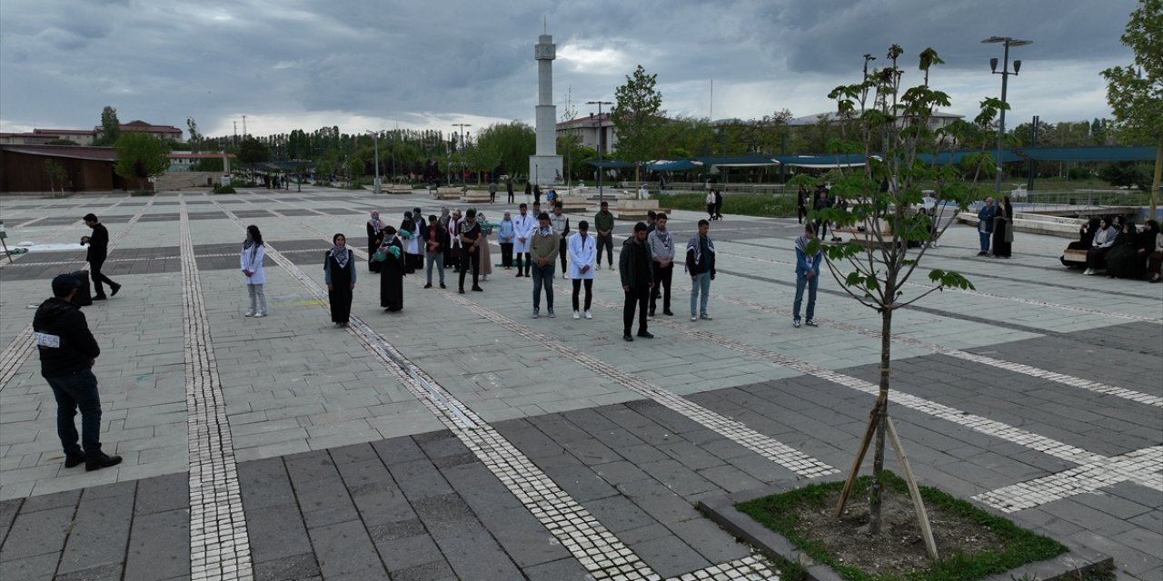 Van'da öğrenciler ve akademisyenlerin İsrail'e yönelik protesto eylemleri devam ediyor