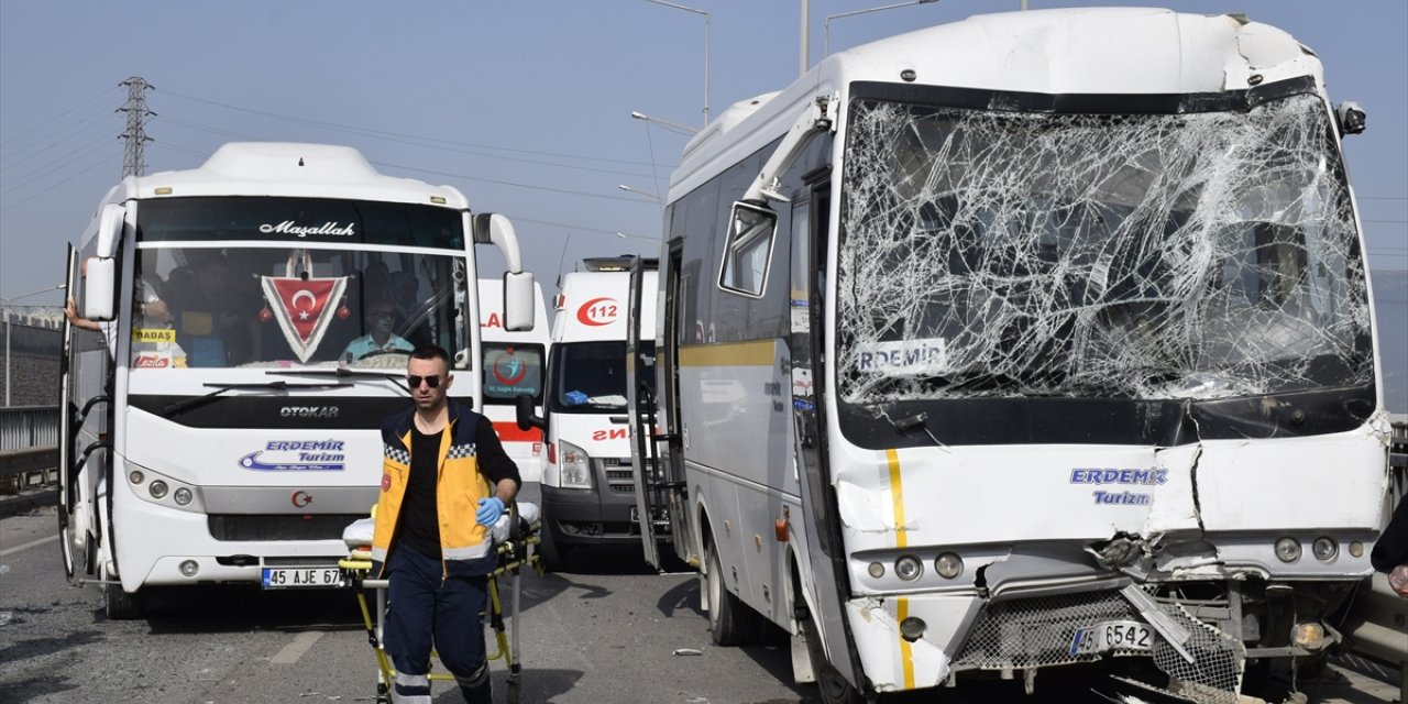 GÜNCELLEME - Manisa'da iki servis midibüsü ile otobüsün çarpışması sonucu 35 kişi yaralandı