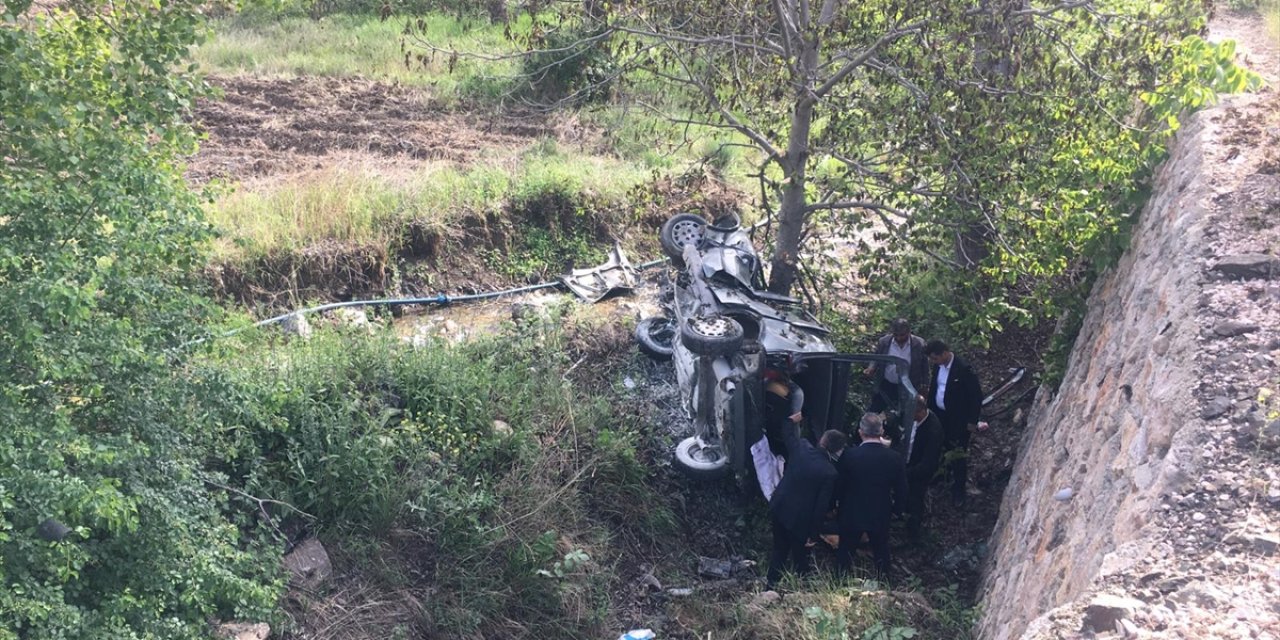 Çorum'da istinat duvarından düşen otomobildeki 3 kişi yaralandı