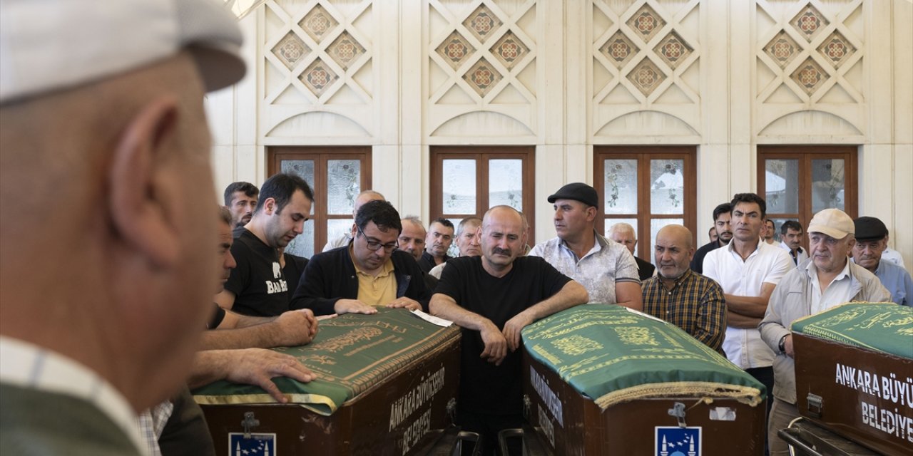 Ankara'da üzerlerine inşaat kalıbı düşmesi sonucu ölen baba ve oğlu defnedildi