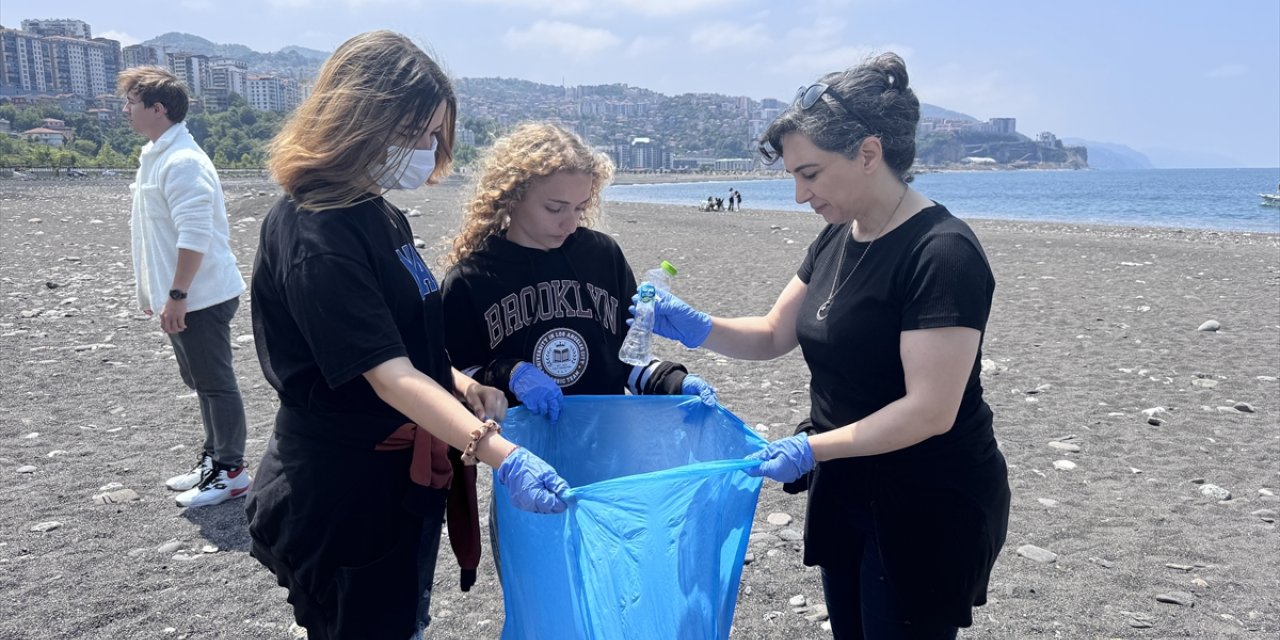 Zonguldak'ta üniversite öğrencileri sahilden 50 poşet çöp topladı