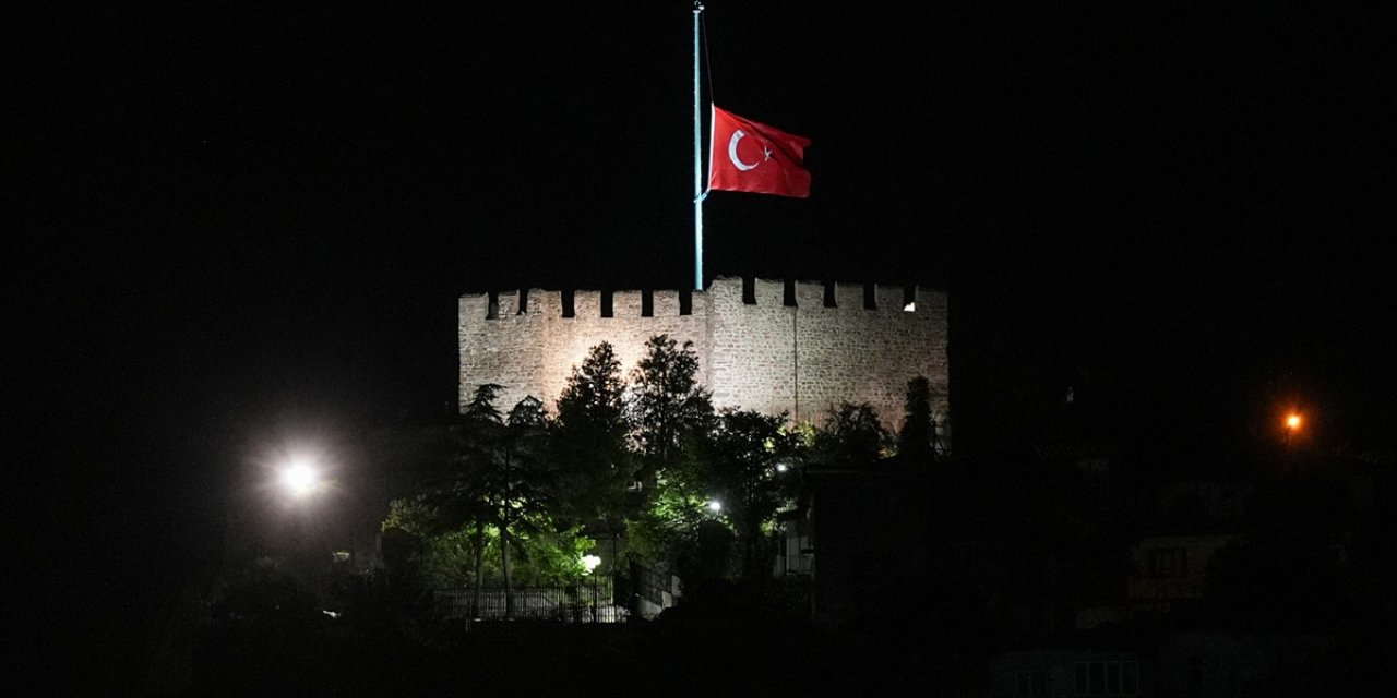 İran Cumhurbaşkanı Reisi'nin hayatını kaybetmesinin ardından Ankara'da bayraklar yarıya indirildi