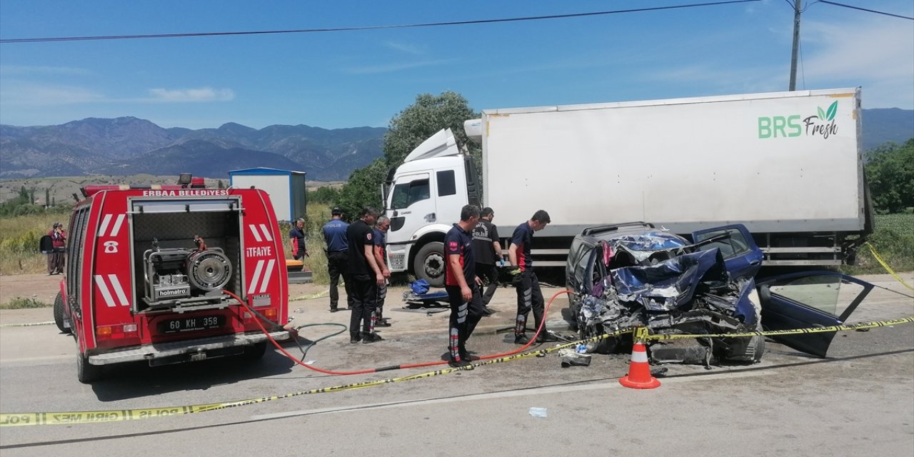 Tokat'ta otomobil kamyonla çarpıştı, 1 kişi öldü, 1 kişi yaralandı