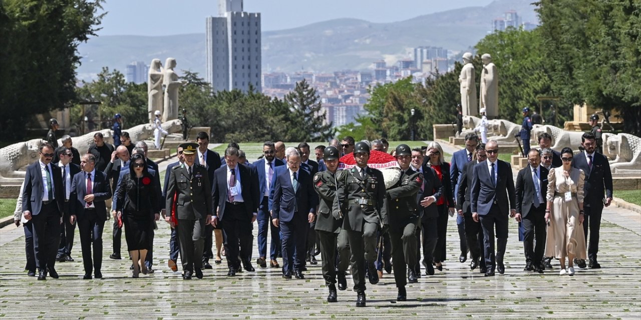 Romanya Başbakanı Ciolacu, Anıtkabir'i ziyaret etti