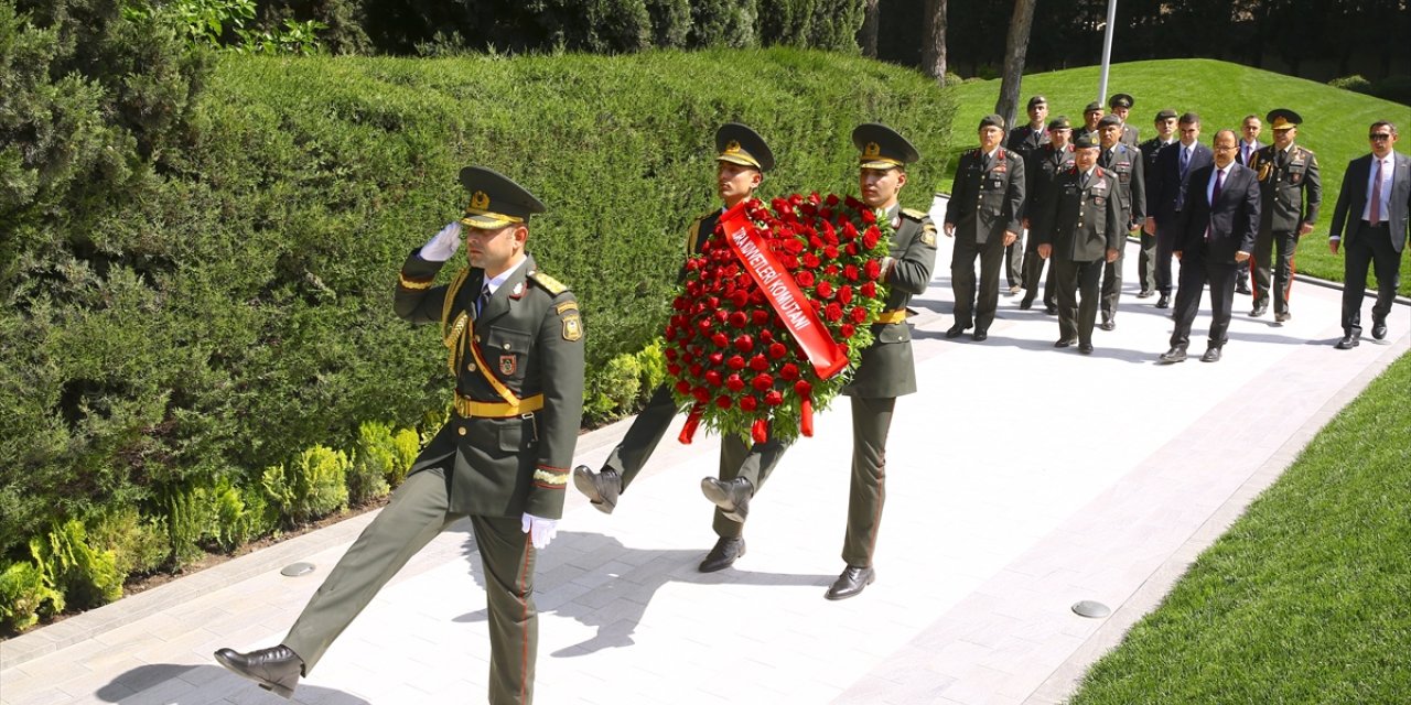 Kara Kuvvetleri Komutanı Orgeneral Bayraktaroğlu, Bakü'de şehitlikleri ziyaret etti