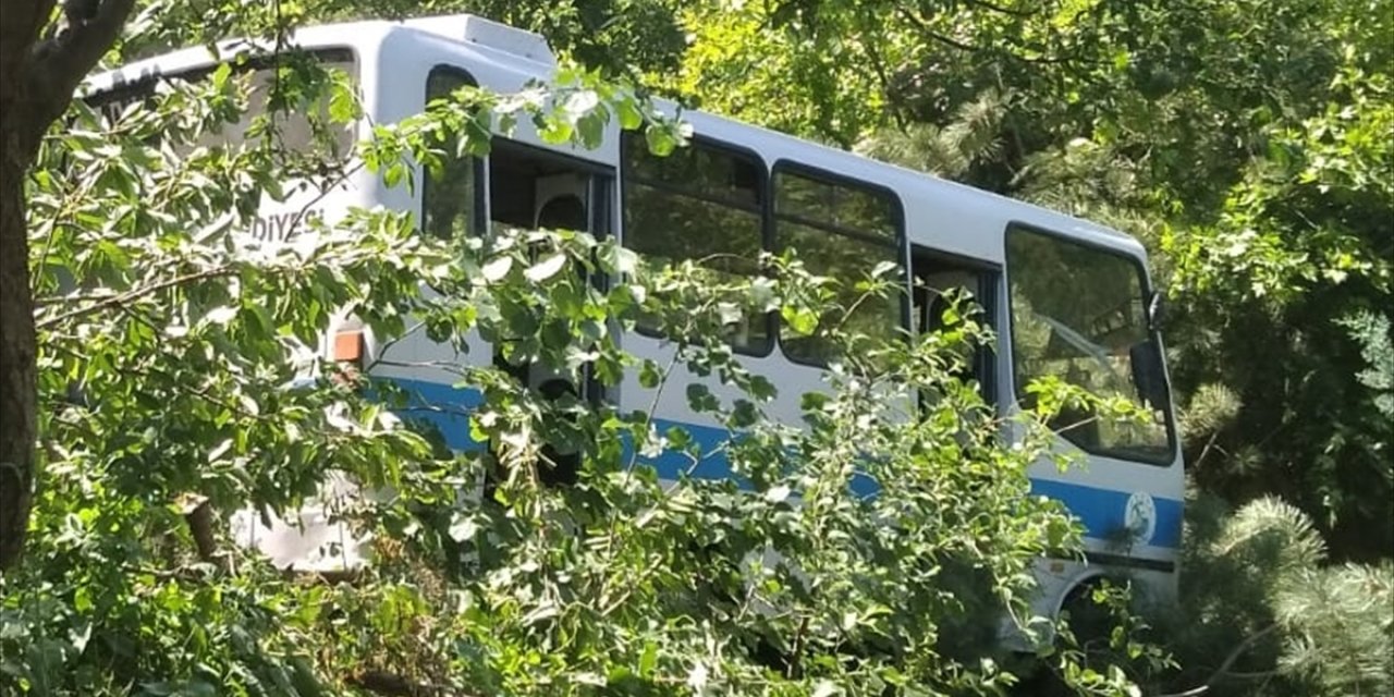 Sakarya'da kaza yapan midibüsteki 9 kişi yaralandı