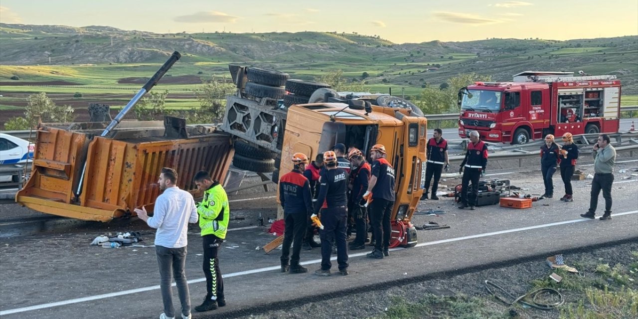 Sivas'ta devrilen kamyondaki 1 kişi öldü, 2 kişi yaralandı