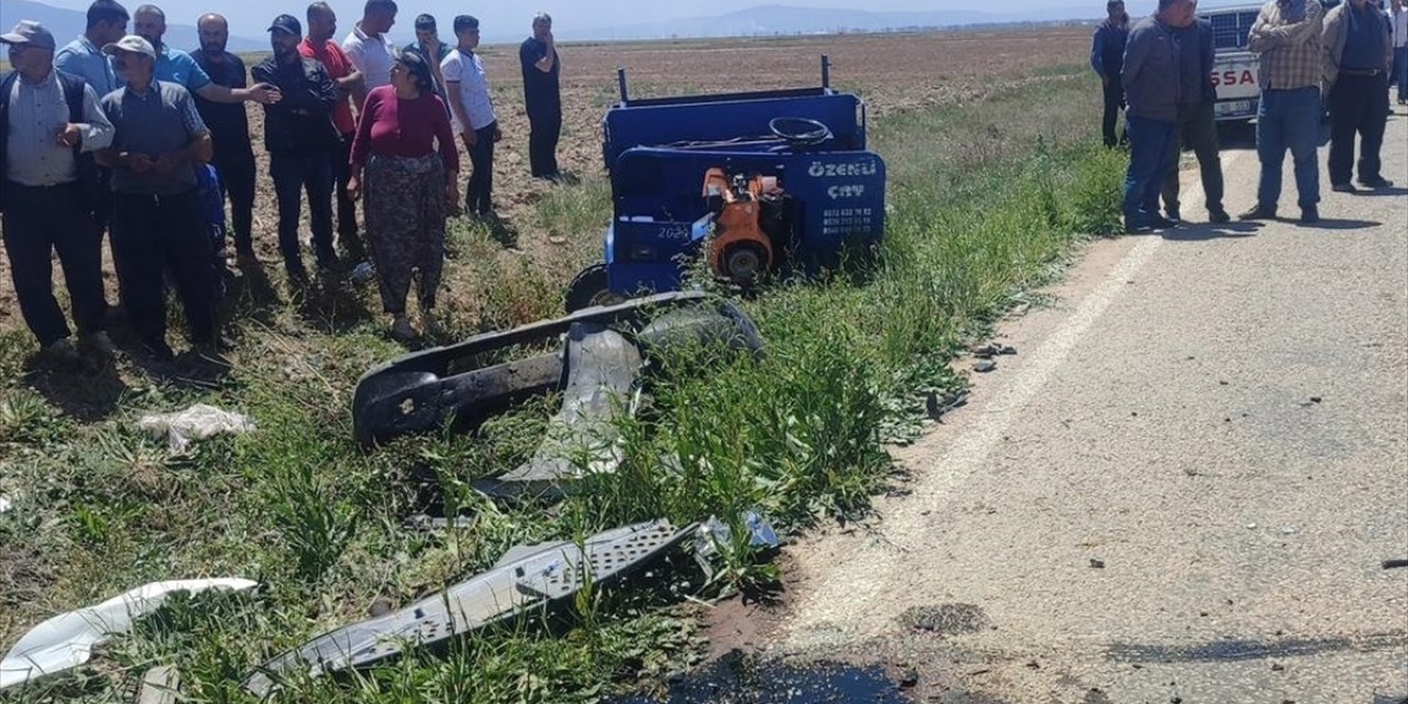 Afyonkarahisar'da hafif ticari araç ile tarım aracının çarpışması sonucu 2 kişi öldü, 2 kişi yaralandı