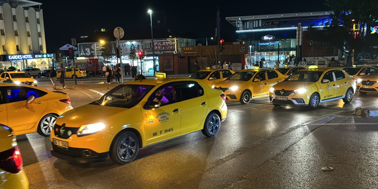 Bursa'da taksiciler, bıçaklanıp gasbedilen meslektaşları için konvoy yaptı