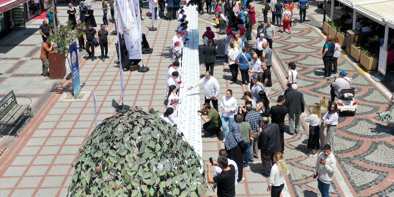 Edirne'nin plakasından esinlenerek yapılan 22 metrelik badem ezmesi halka ikram edildi