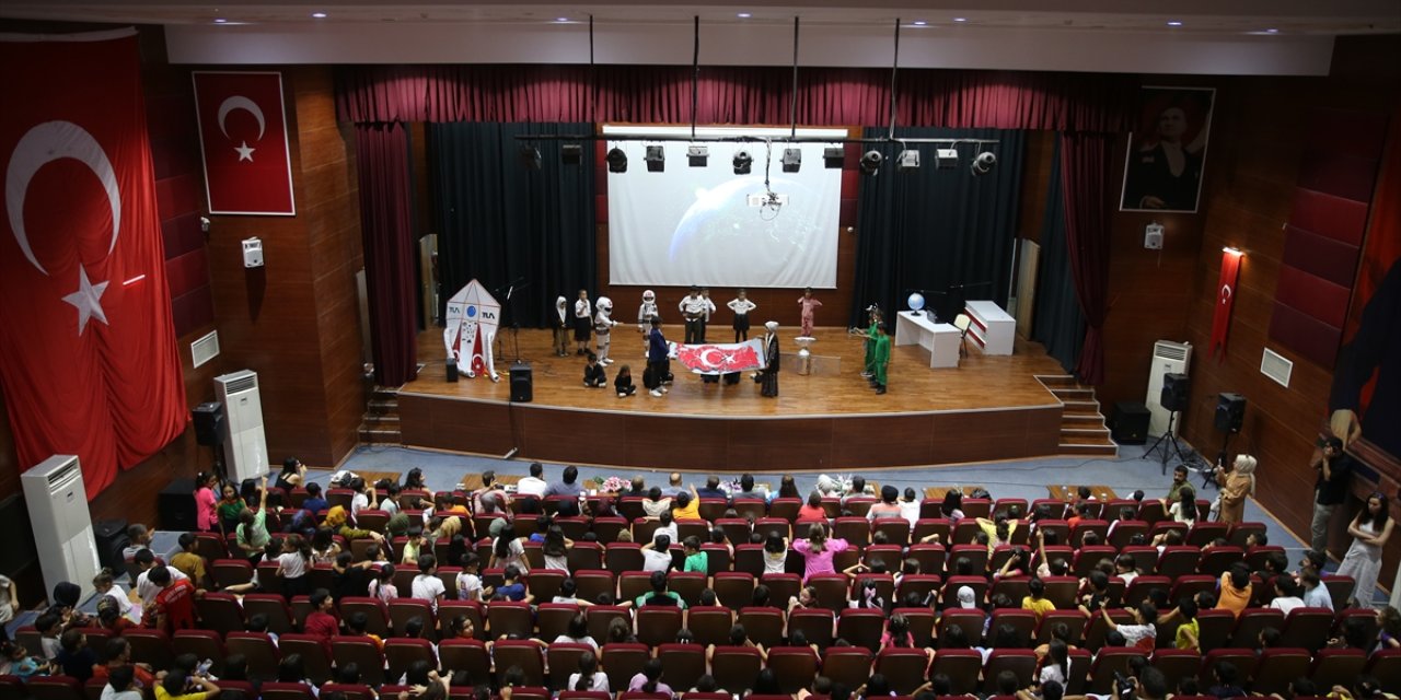 Mardin'de kırsal okulun öğrencileri "Köyden indim uzaya" adlı oyunu sahneledi