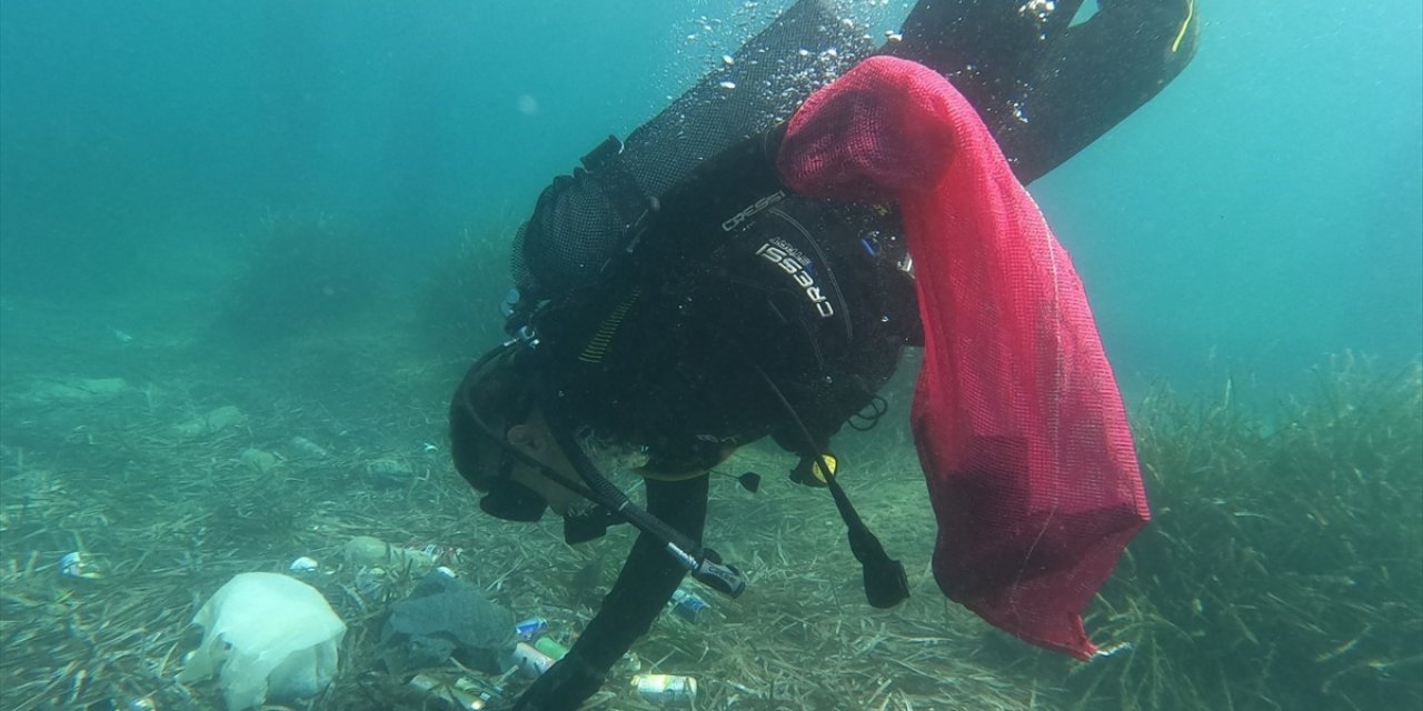 Bodrum'da dalgıçlar deniz dibinden 2,5 ton atık çıkardı