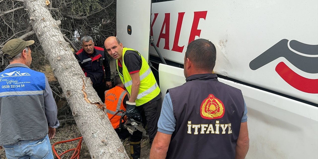 Isparta'da refüjdeki ağaca çarpan yolcu otobüsündeki 11 kişi yaraladı