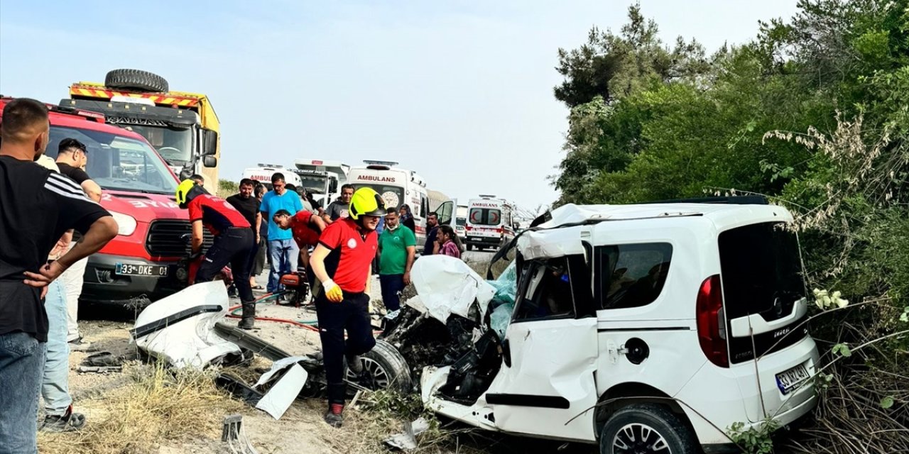 Mersin'de kamyonla çarpışan hafif ticari araçtaki 1 kişi öldü, 1 kişi yaralandı