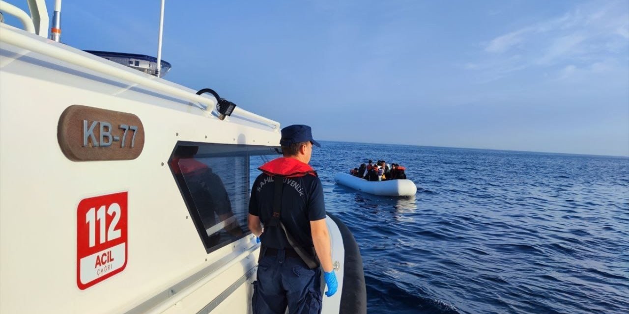 İzmir açıklarında biri sürüklenen 2 bottaki 44 düzensiz göçmen kurtarıldı