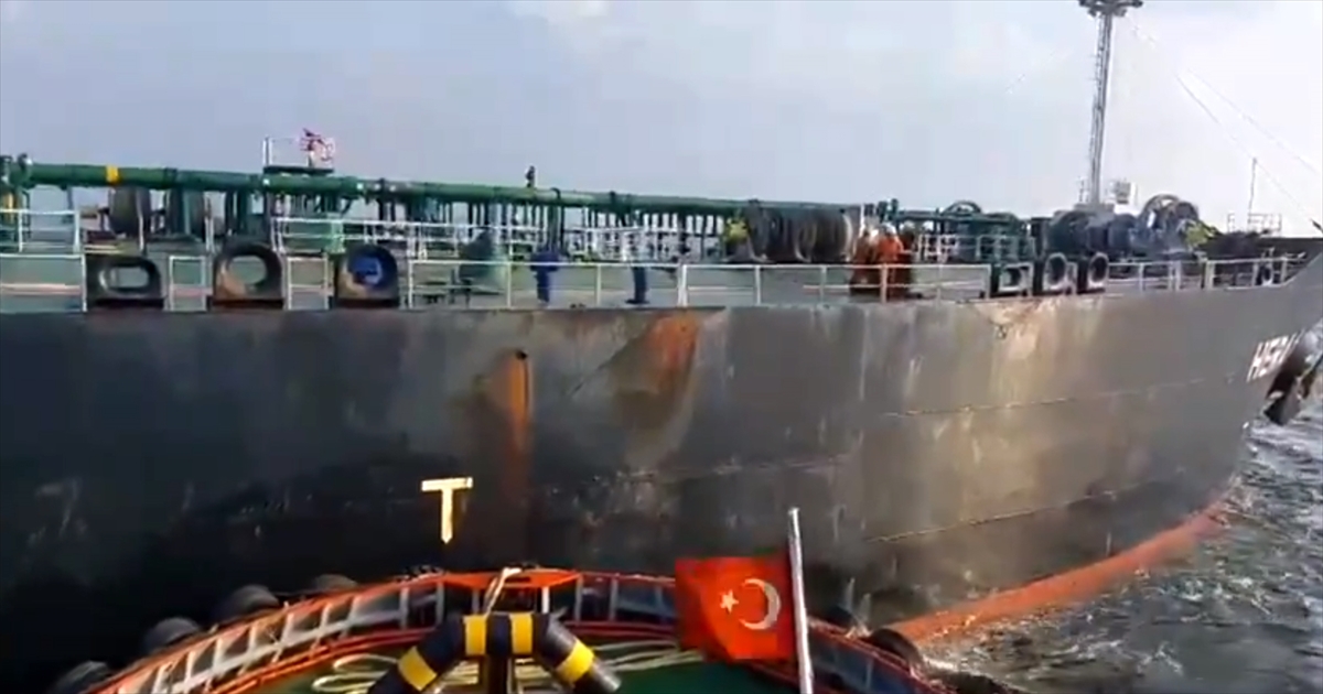 Çanakkale Boğazı'nda arızalanan tanker demirletildi