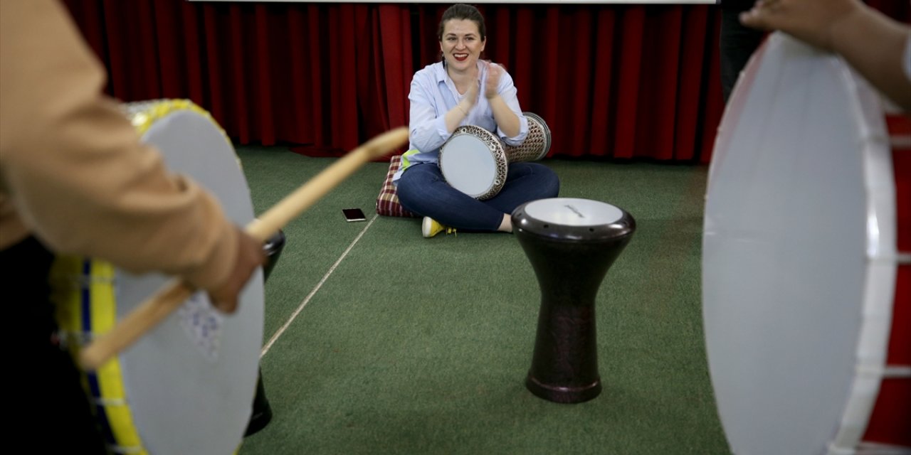 Gelir uzmanı müzisyen dezavantajlı çocuklara ritim eğitimi veriyor