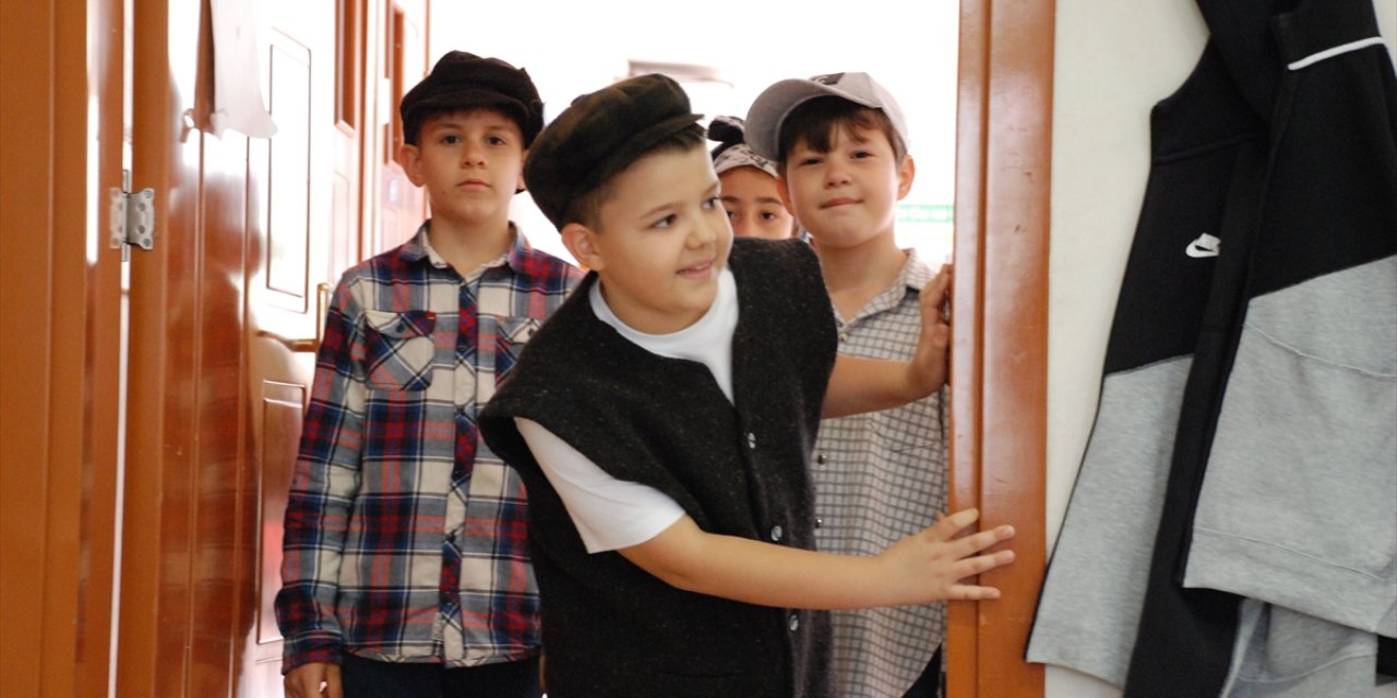 Eskişehir'deki okulları gezen ilkokul öğrencileri sınıfları tiyatro sahnesine dönüştürdü