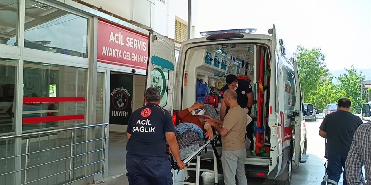 Adana'da iki otomobilin çarpıştığı kazada 4 kişi yaralandı
