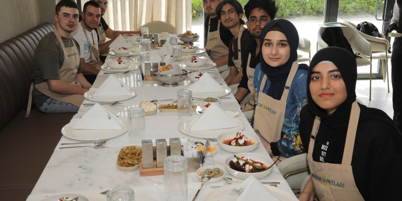 Sakarya'da yabancı uyruklu üniversite öğrencileri Türk yemeği yaptı