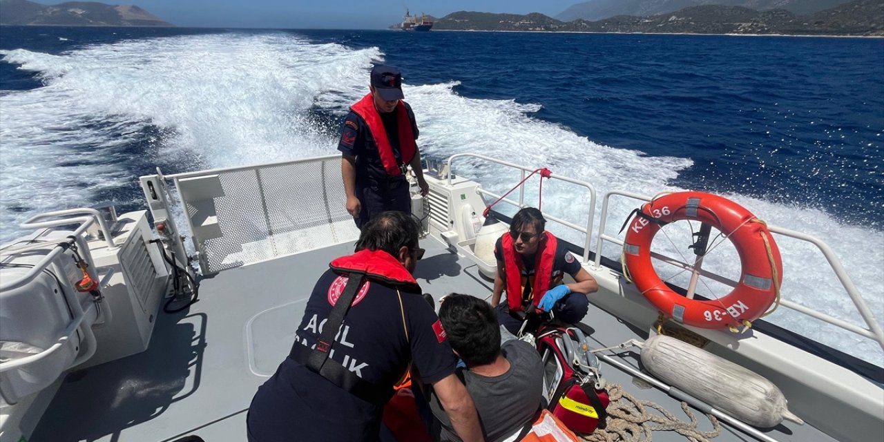 Gemide rahatsızlanan personel Sahil Güvenlik Komutanlığı ekiplerince hastaneye kaldırıldı