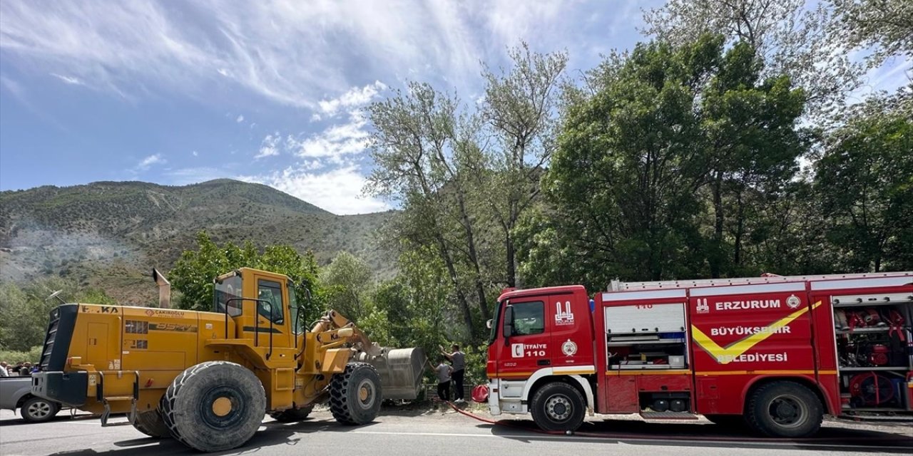 Erzurum'da un yüklü kamyon şarampole devrildi, 1 kişi öldü, 1 kişi yaralandı