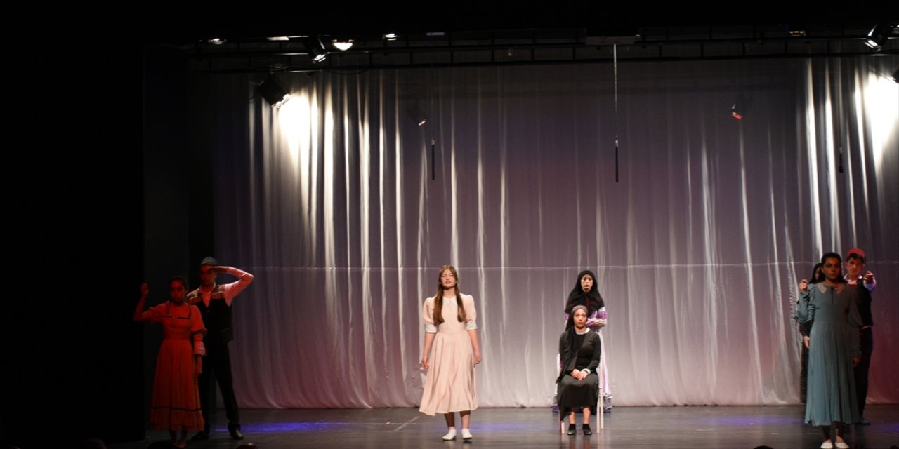 Erzurum'da öğrenciler tiyatro oyununda Milli Mücadele kahramanlarını canlandırdı