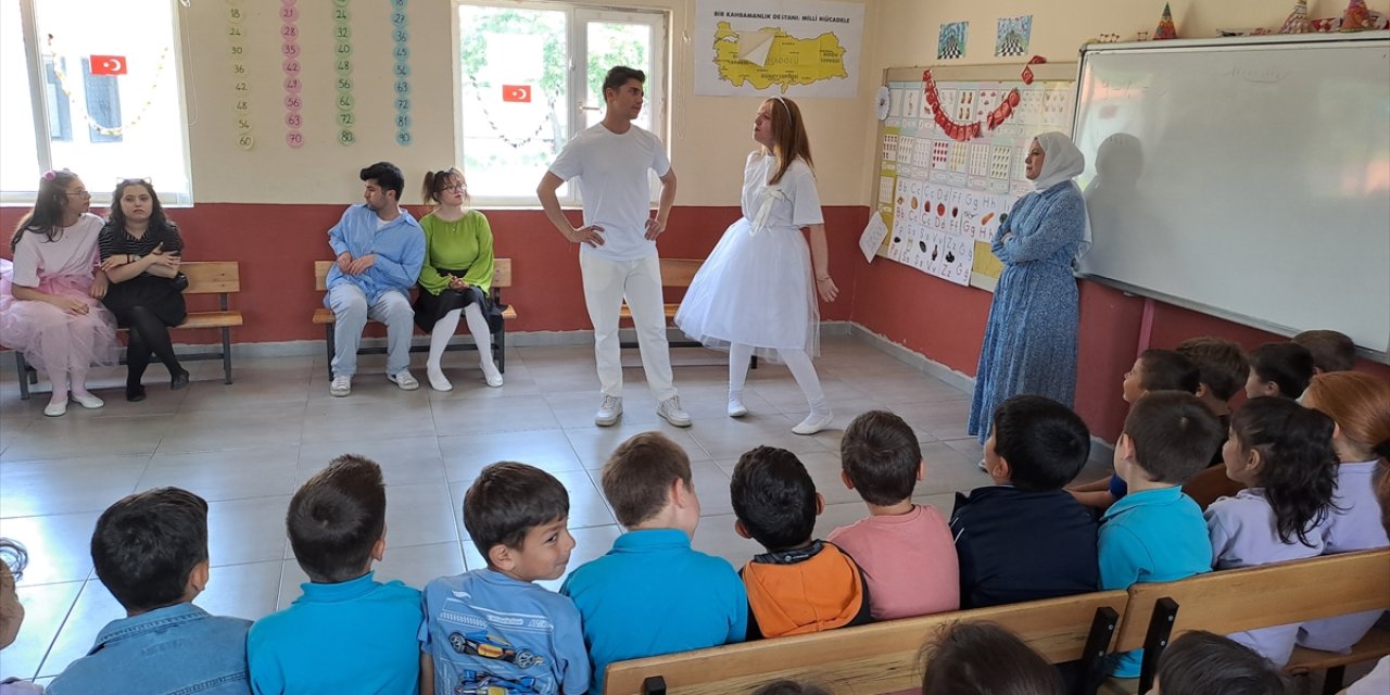 Sakarya'da üniversite öğrencileri tiyatro oyunlarını kırsaldaki çocuklar için sahneliyor