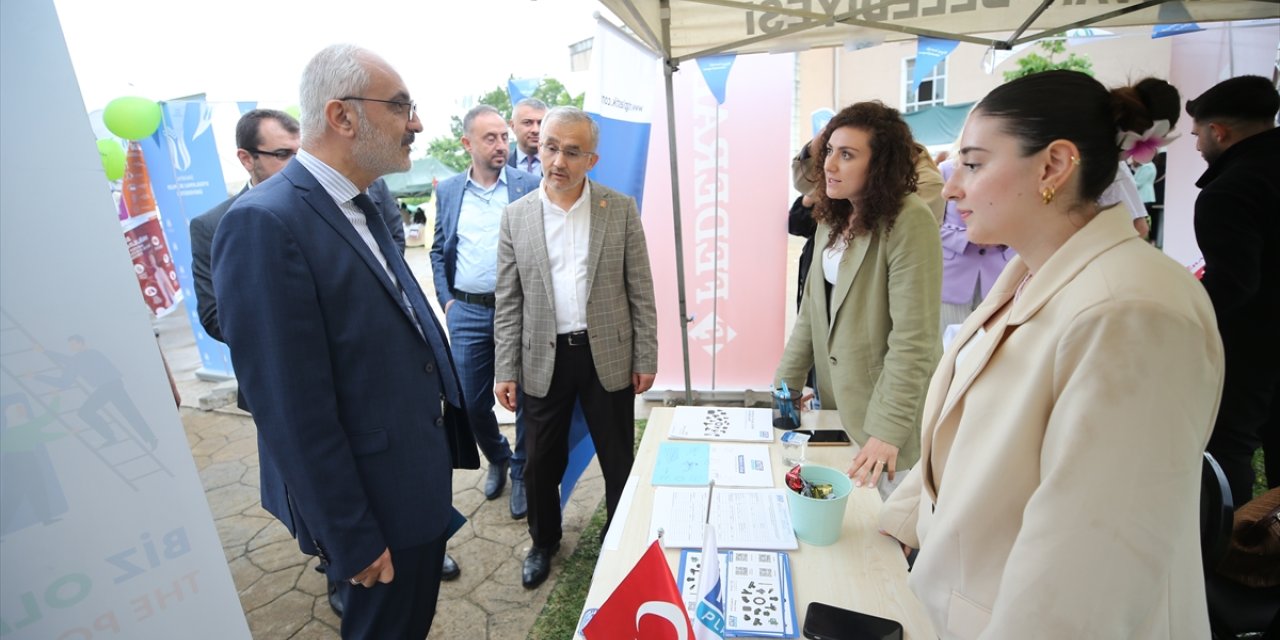 Sakarya'da üniversite öğrencileri "Kariyer Zirvesi"nde sektör temsilcileriyle buluştu