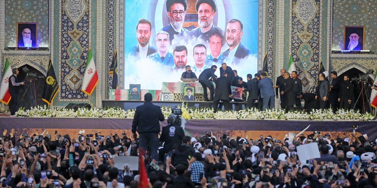 Helikopter kazasında ölen İran Cumhurbaşkanı Reisi Meşhed'teki İmam Rıza Türbesi'nde defnedildi