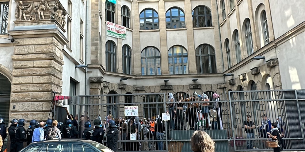 Berlin'de Humboldt Üniversitesinde Filistin destekçisi öğrencilerin eylem yaptığı bina boşaltıldı