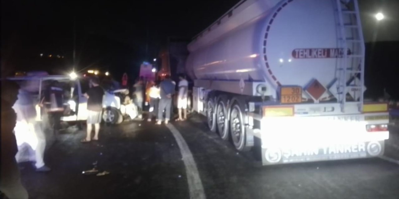 Mersin'de minibüs ile akaryakıt yüklü tankerin çarpışması sonucu 14 kişi yaralandı