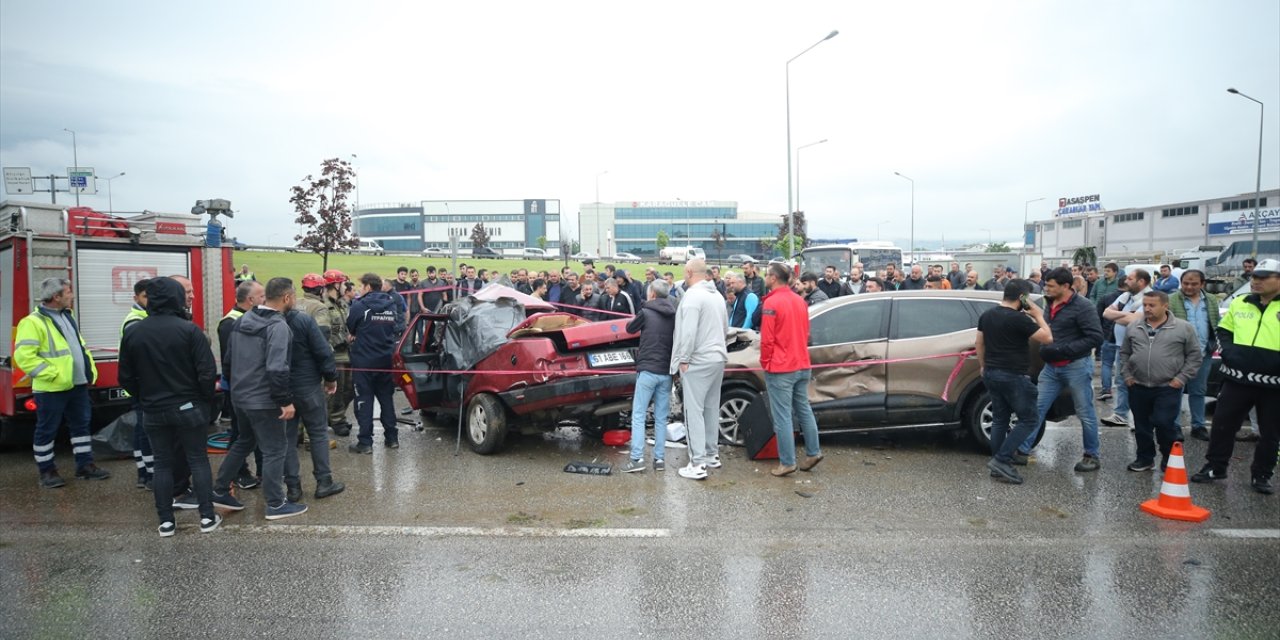 Bursa'da karşı şeride geçerek otomobille çarpışan araçtaki 2 kişi öldü