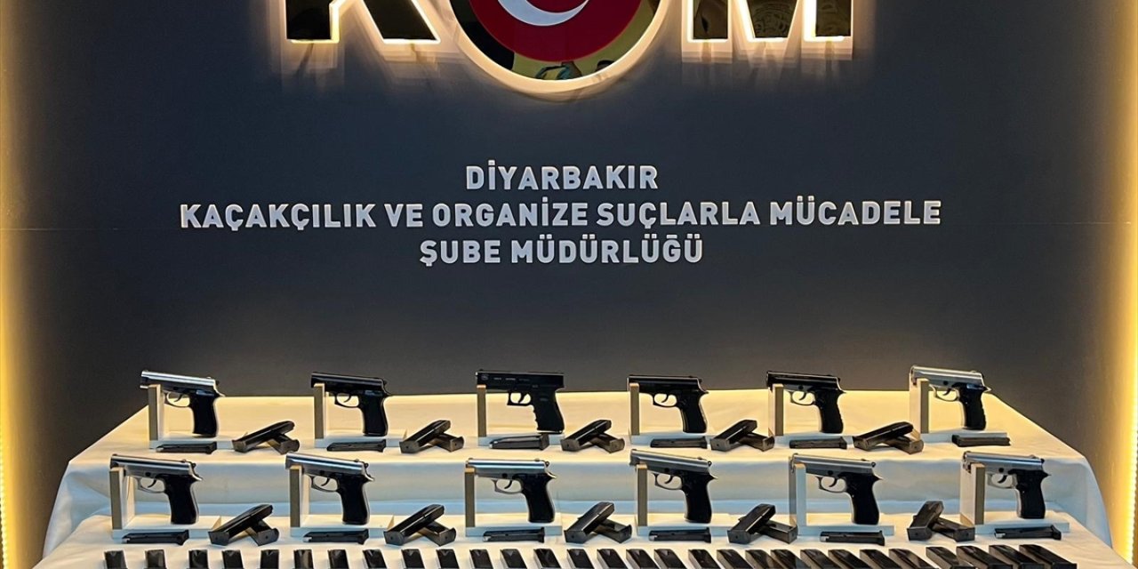 Diyarbakır'da salça kovalarına gizlenmiş 14 ruhsatsız tabanca ele geçirildi