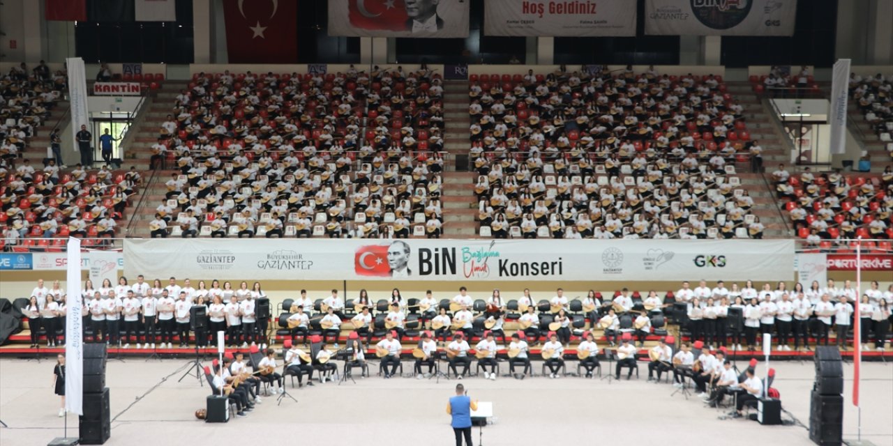 Gaziantep'teki konserde 1000 öğrenci bağlama çaldı