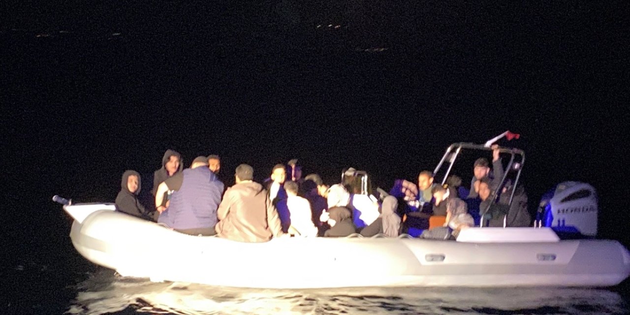 Muğla açıklarında sürüklenen bottaki 27 düzensiz göçmen kurtarıldı