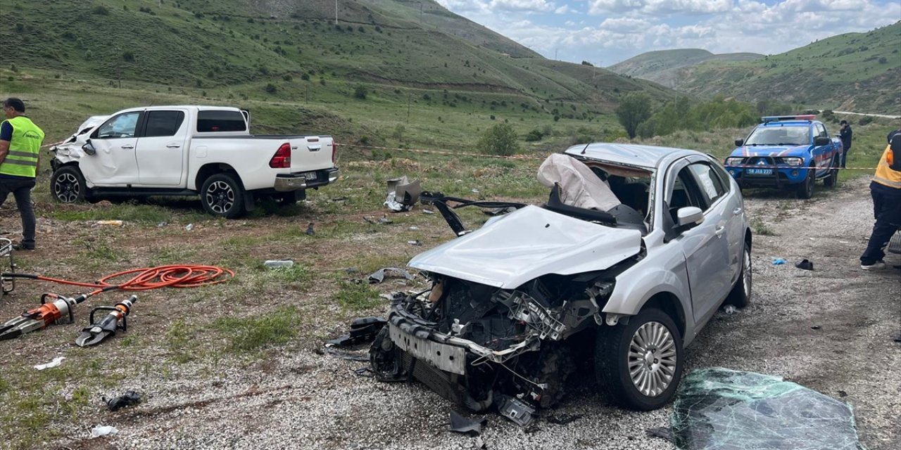 Sivas'ta pikap ile otomobilin çarpıştığı kazada 2 kişi öldü, 2 kişi ağır yaralandı