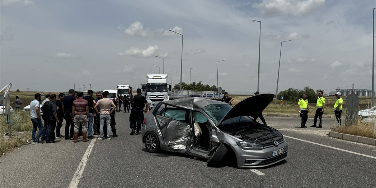 Diyarbakır'da minibüs ile çarpışan otomobildeki öğretmenlerden biri öldü, 3'ü yaralandı