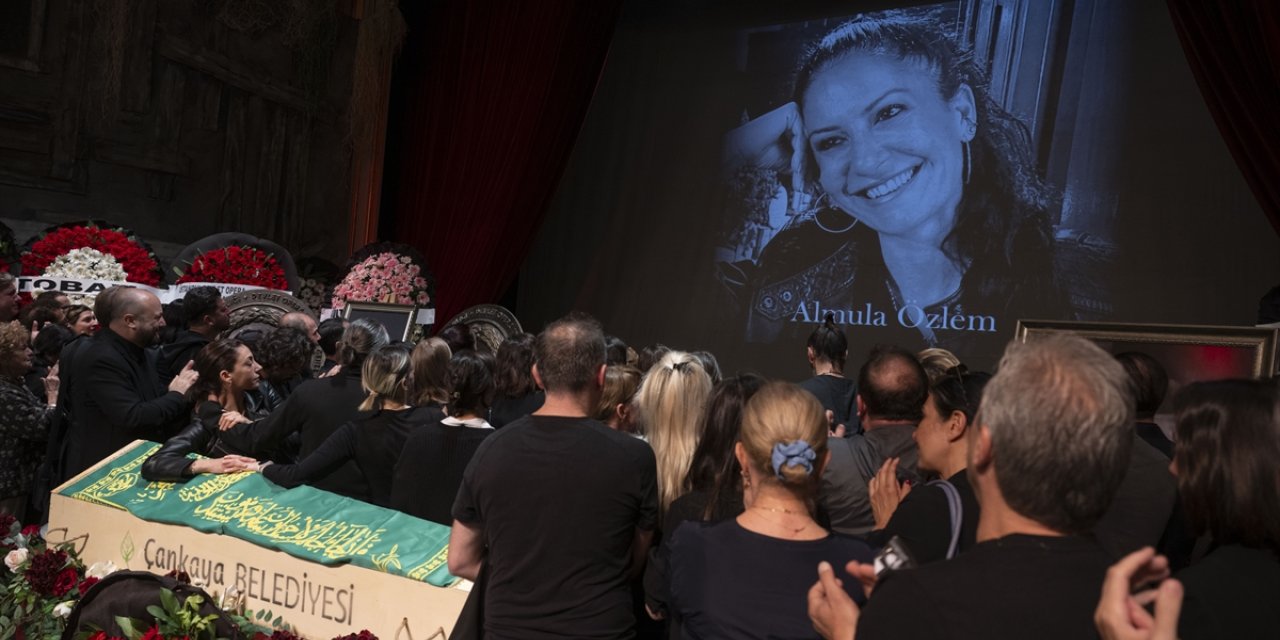 Vefat eden bale başkoreografı Almula Özlem için Opera Sahnesi'nde tören düzenlendi