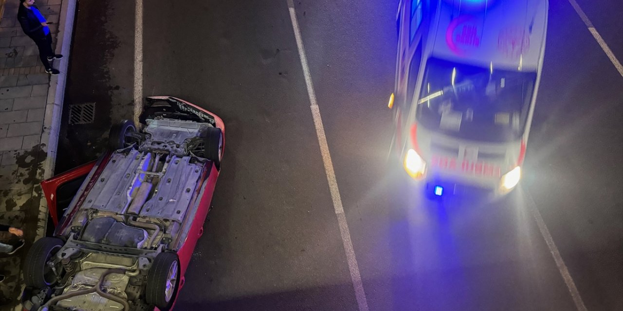 Kayseri'de çarpıştıktan sonra takla atan 2 araçtaki 3 kişi yaralandı