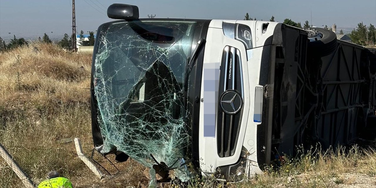 Şanlıurfa'da şarampole devrilen otobüsteki 5 kişi yaralandı