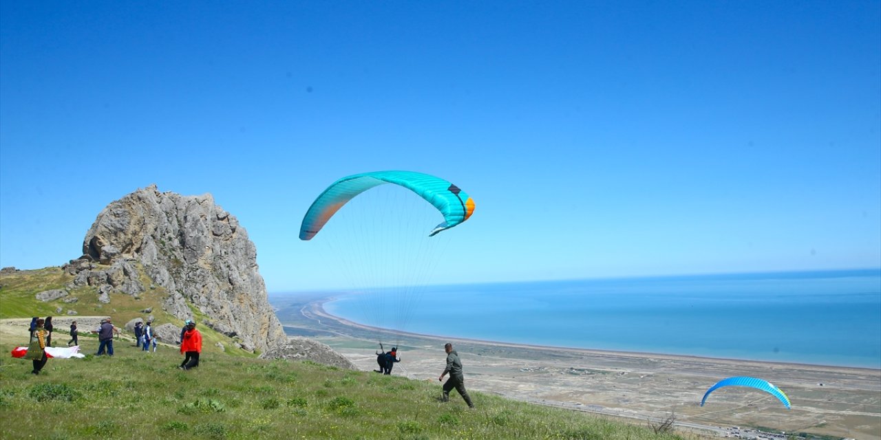 Azerbaycan'da yamaç paraşütü sporu yaygınlaşıyor